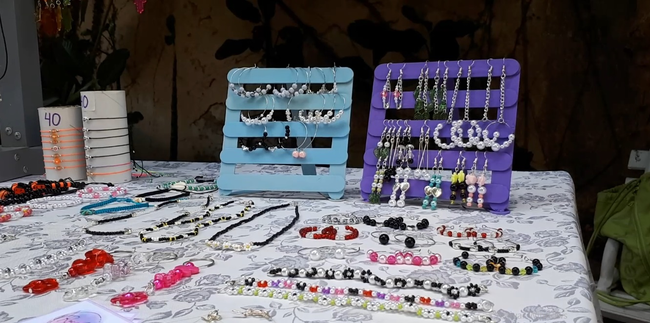 Artículos de LeeLeen Art y RosAnn en feria de emprendimientos Conexos.