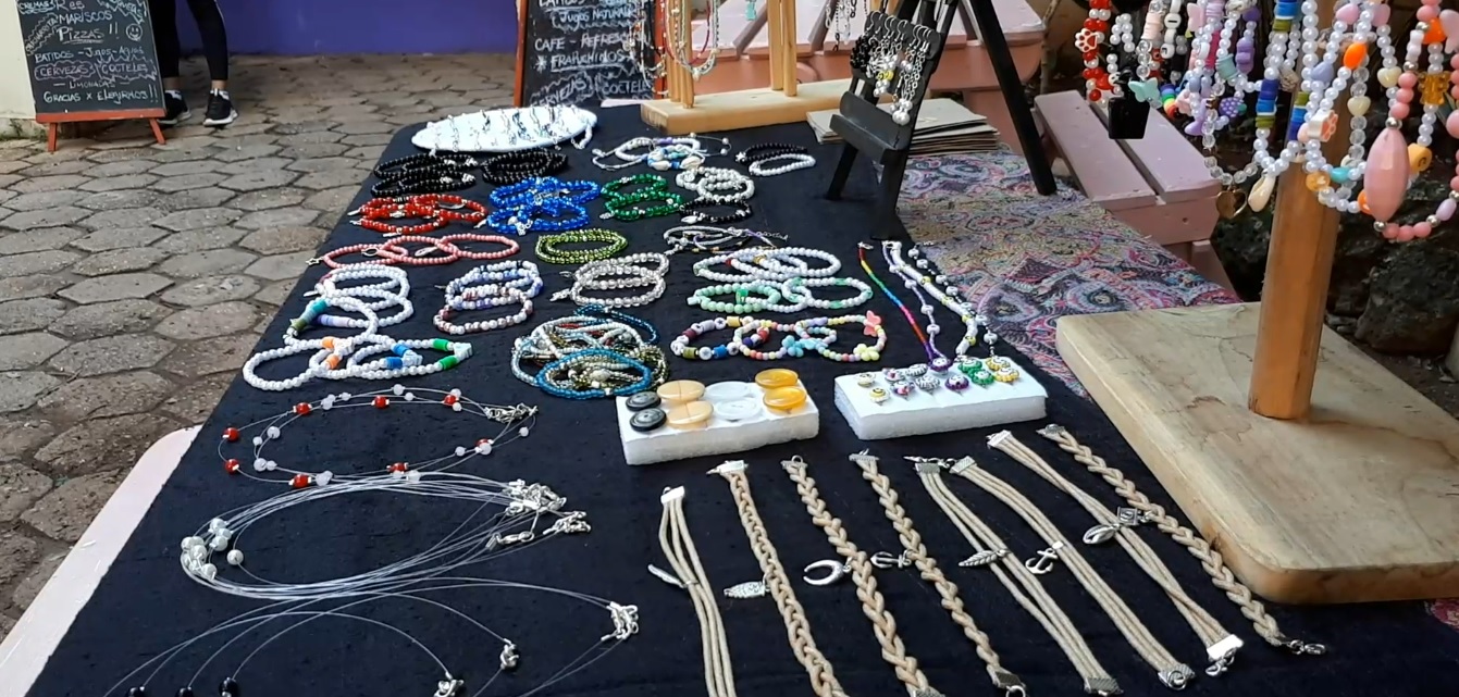 Artículos de El Hilo de Arianna en feria de emprendimientos Conexos.