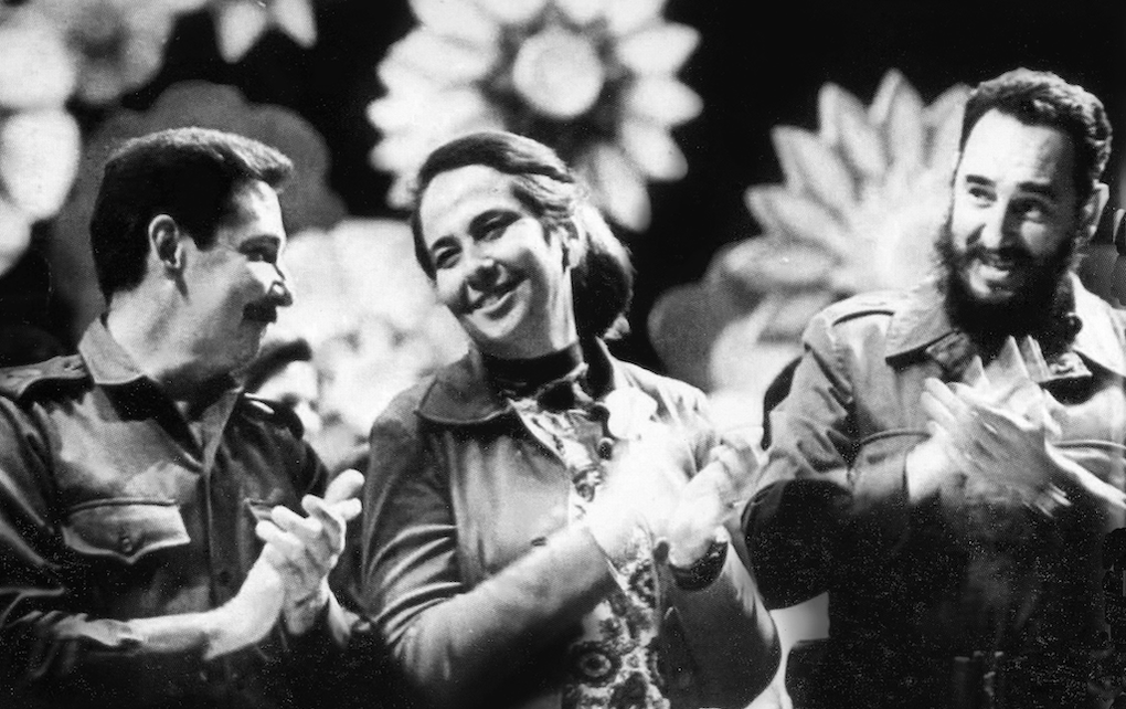 Vilma Espín junto a Fidel y Raúl Castro