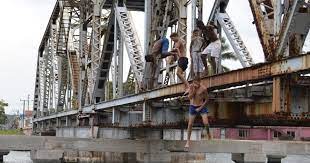 niños en el puente de Tirry