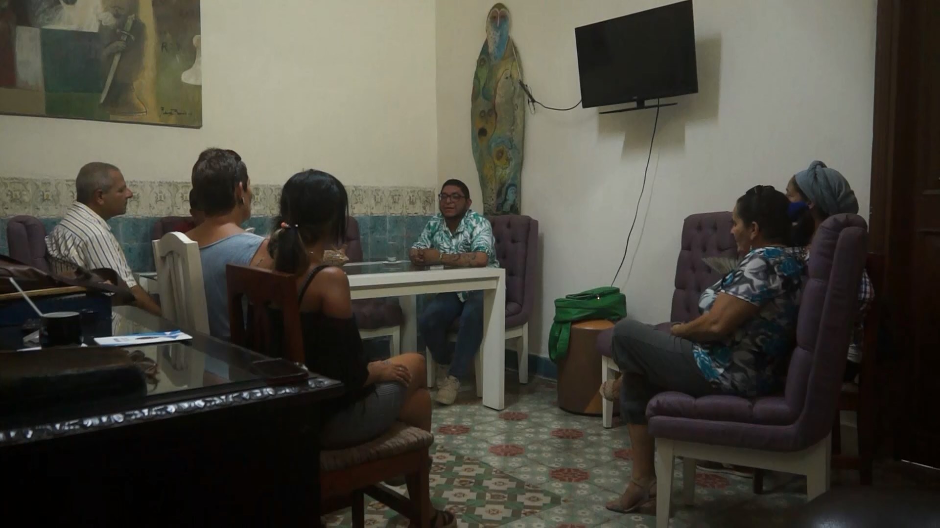 Escritor ecuatoriano, Luis Franco, intercambia con afiliados de la UNEAC matancera. Foto: Leodan Fleitas.