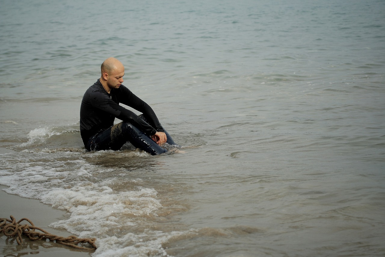 La prevención del suicidio requiere un enfoque integral que incluye educación, apoyo emocional y acceso a servicios de salud mental. Foto: Engin Akyurt en Pixabay