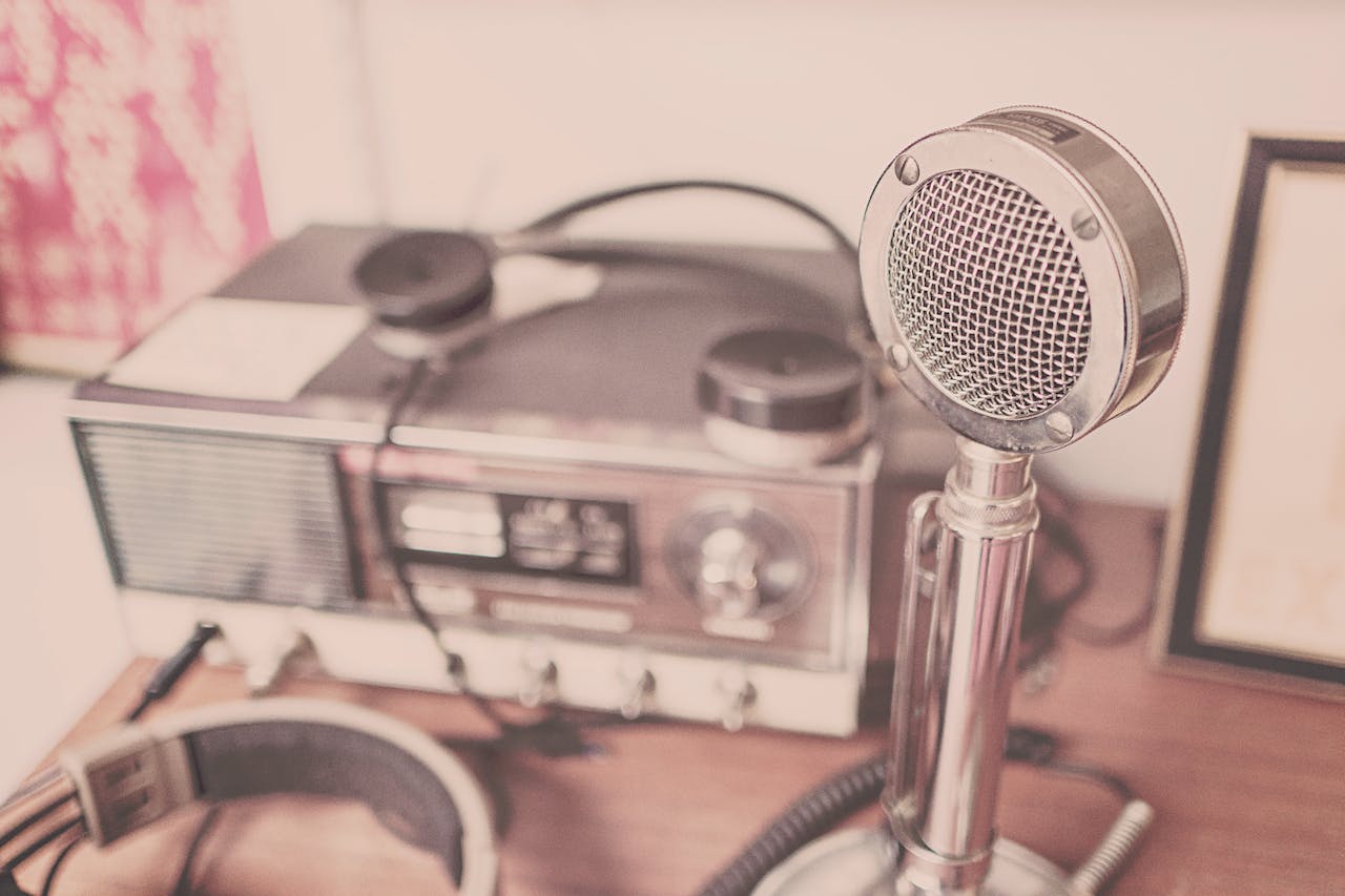 La radio ha dejado -y deja aún- una huella imborrable en la historia y desarrollo de los medios de comunicación. Foto: Gratisography/Pexels