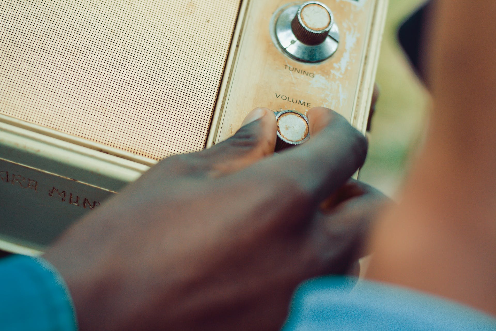La radio es un medio de comunicación que trasciende el tiempo. Foto: Nicholas Githiri/Pexels
