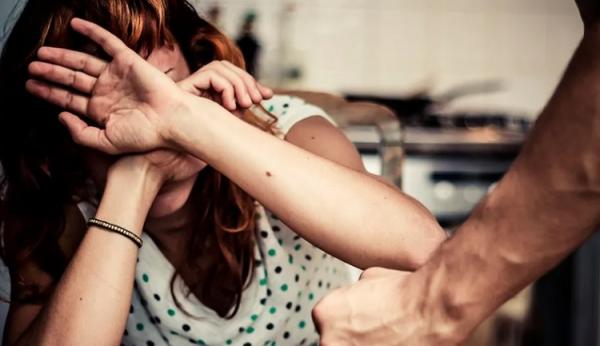 La violencia de pareja es la forma más común de violencia contra la mujer.