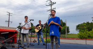 Al micrófono Noel Sánchez García, Primer Premio XXXIV Concurso Nacional de Jóvenes Improvisadores.