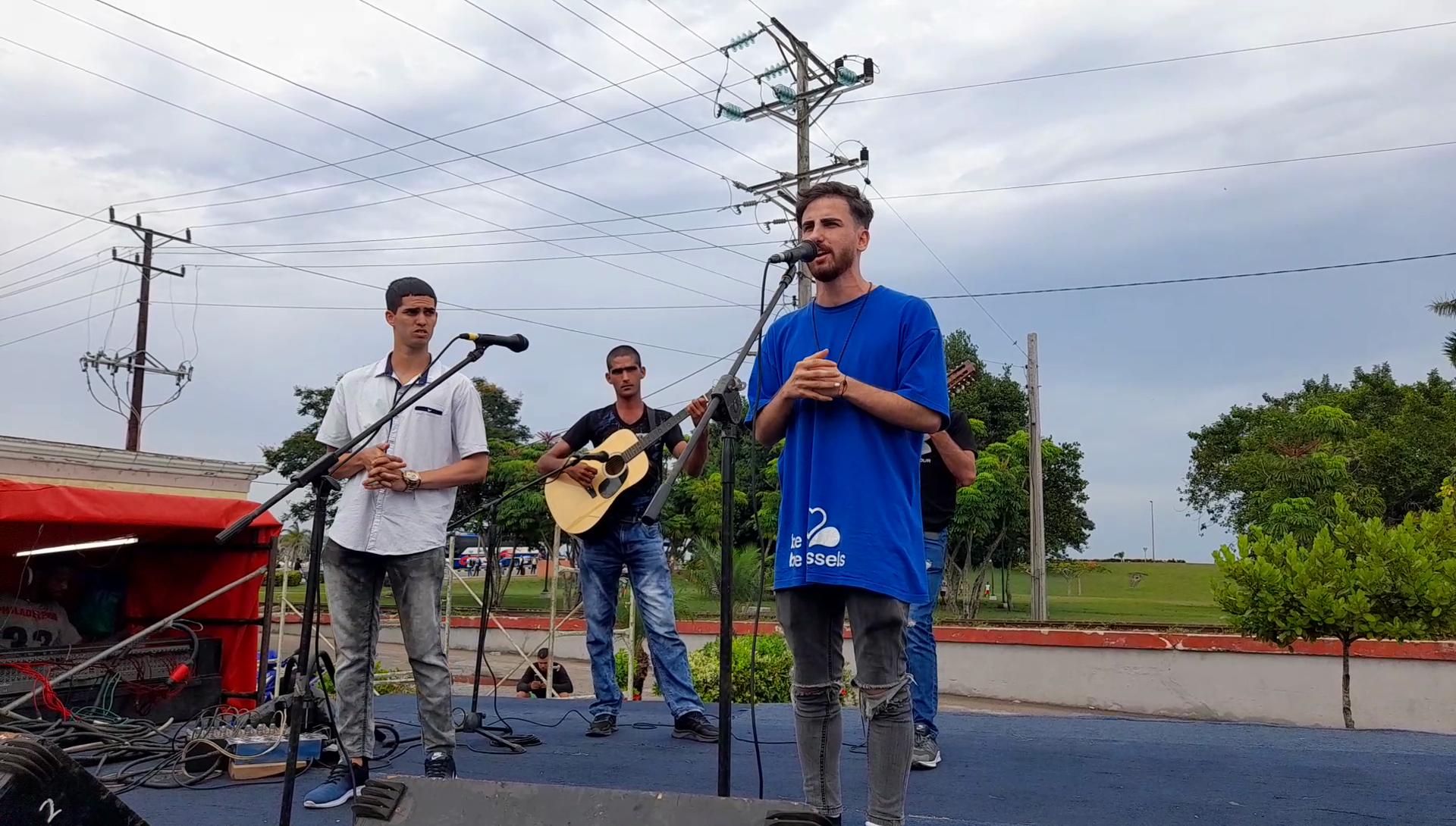 Al micrófono Noel Sánchez García, Primer Premio XXXIV Concurso Nacional de Jóvenes Improvisadores.